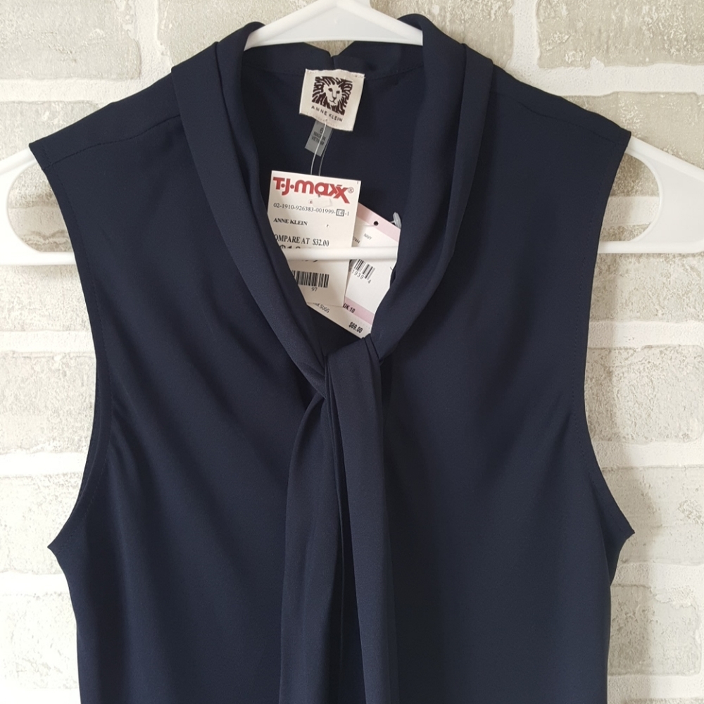 Sleeveless tie blouse